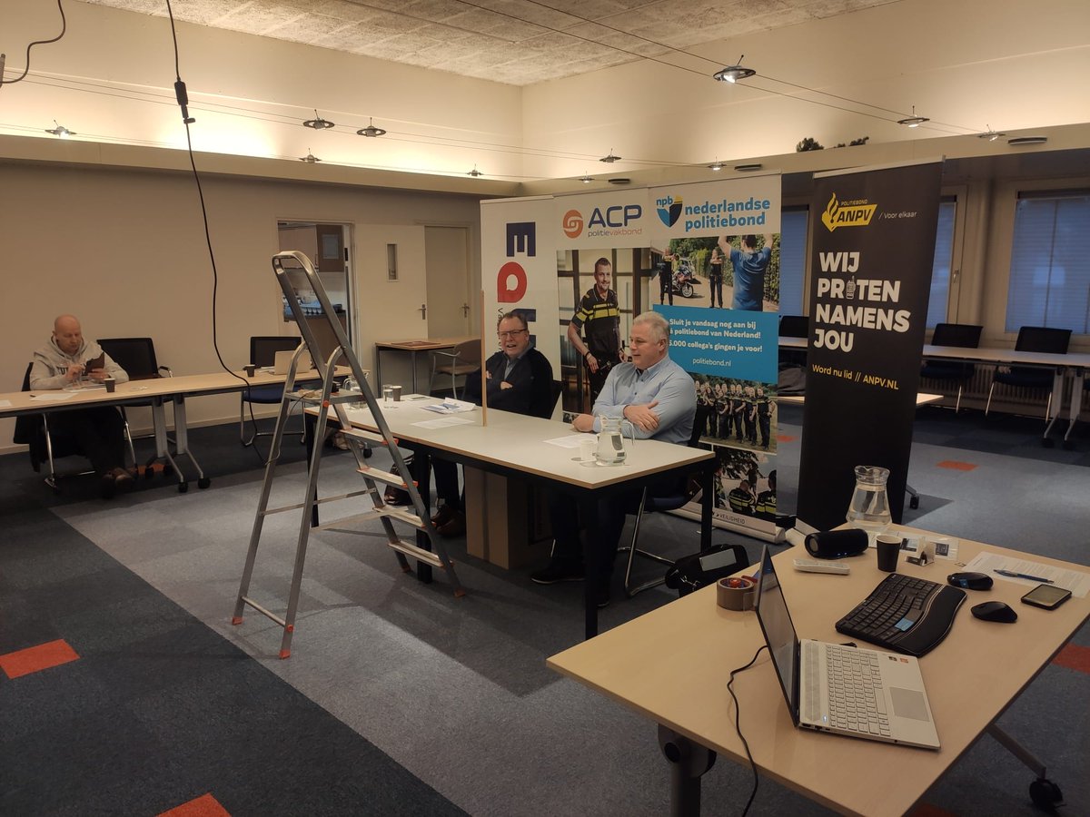 Politiebond's tweet photo. We zitten er klaar voor: de informatieve meetsessies over het klappen van de cao-onderhandelingen. Om 10u begint de 1e sessie #caopolitie https://t.co/jdyExVnPa7 https://t.co/bZyMp00A1U