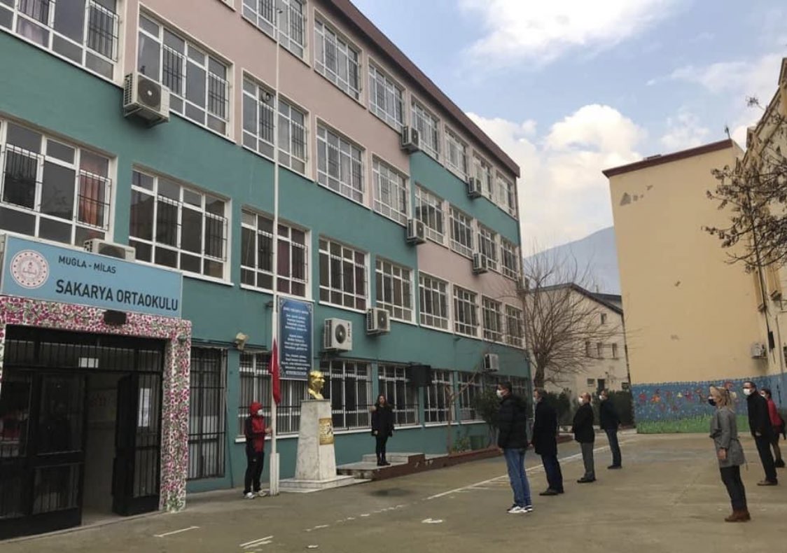 __erenarslan's tweet photo. İstiklâl Marşı’mızı 🇹🇷 Milli Eğitim Müdürümüz @isabal80 ve @MilasAnadolu yönetici ve öğretmenlerimizle birlikte okul bahçesinde coşkuyla okuduk.

Tüm okullarımızda aynı coşku yaşandı. @ziyaselcuk @TCMilasKaymakam @MilasMEm @mugla_mem @tcmeb https://t.co/GwjHqojC1b