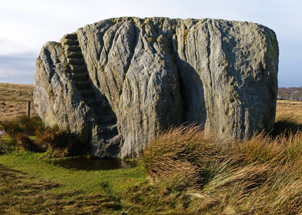 bitaboutbritain's tweet photo. The Great Stone of Fourstones, a glacial erratic (or dropped by the Devil), once a marker on the border between #Lancashire and #Yorkshire, possibly a meeting place in ancient times. The other 3 have disappeared. https://t.co/sdUjprJ3MT