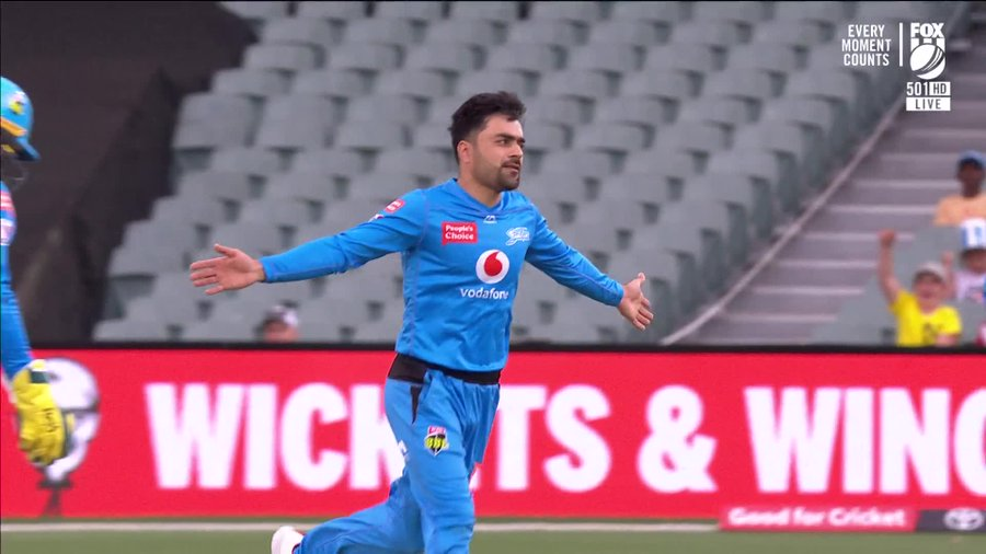 FlashCric's tweet photo. First ball duck for Maxwell and Rashid Khan is flying!

Insane from the champion bowler.

LIVE #STRvSTA COMMS:
👉 https://t.co/LCViw0qHNd 👈 #BBL10 #TeamGreen #BlueEnergy https://t.co/iyUYftx70a