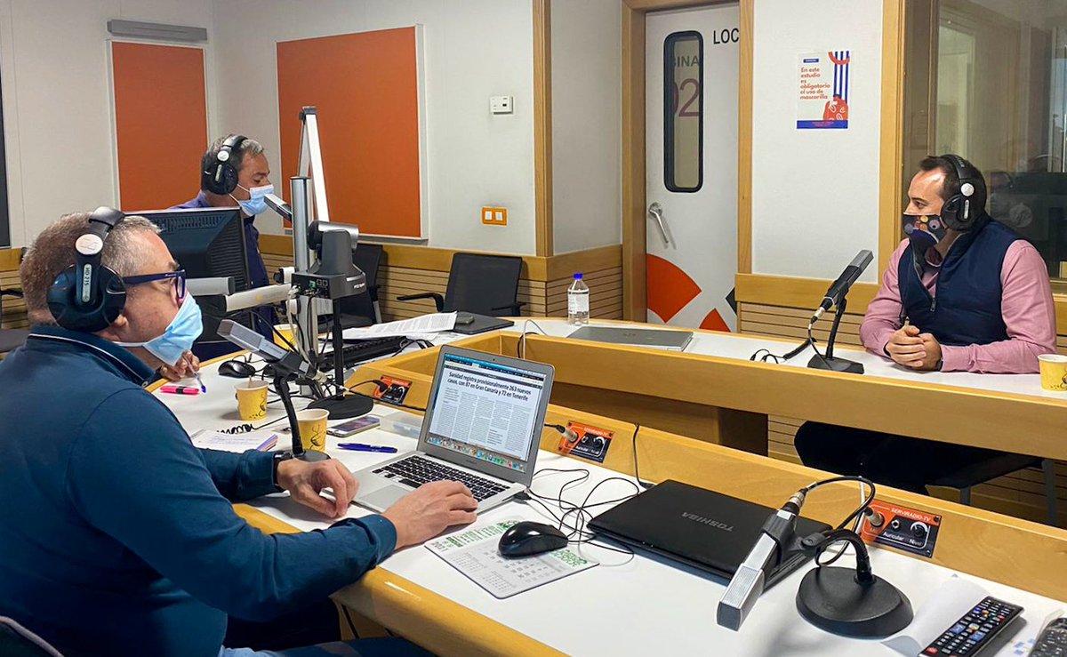 Dlanochealdia's tweet photo. #DeLaNocheAlDíaCR🌛➡️🌞| Juan González, consejero delegado de @CerveceraCAN, ha anunciado que
en #Canarias han cerrado un 20% de los bares, y durante este año la cifra llegará al 45%.

🎙️"#CompraCerca o #PorTuBar, fueron acciones para ayudar a las pymes, al #ComercioLocal" https://t.co/vDuoO7CN8s