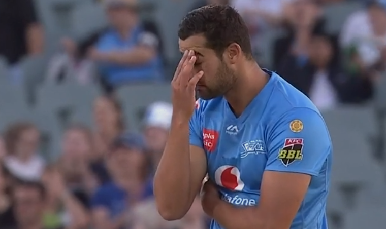 FlashCric's tweet photo. Wells drops a soda!  Stoinis gets a life on 46! 

Wes Agar can't believe it.

LIVE #STRvSTA COMMS:
👉 https://t.co/LCViw096VF 👈 

#BBL10 #TeamGreen #BlueEnergy https://t.co/rBX2PHHGMX