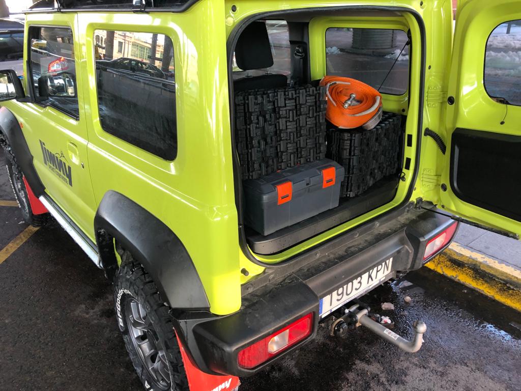 SuzukiIberica's tweet photo. Preparados para un nuevo día de #rescates 💪. Hoy hemos empezado llevando médicos a hospitales, retornando a una familia con niños a su casa y llevando a un recién nacido a casa para liberar camas para los más necesitados 🚙🏥.
#rescate #Filomena #nevada #4x4 #suzukijimny #suzuki https://t.co/sPdkHiwtCo