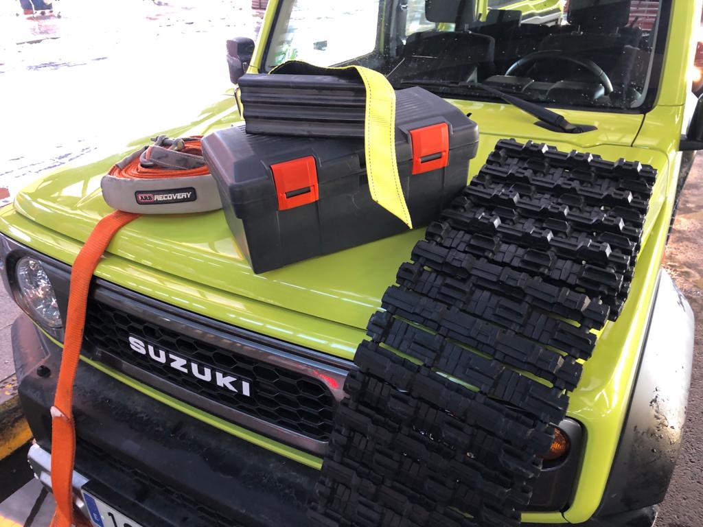 Preparados para un nuevo día de #rescates 💪. Hoy hemos empezado llevando médicos a hospitales, retornando a una familia con niños a su casa y llevando a un recién nacido a casa para liberar camas para los más necesitados 🚙🏥.
#rescate #Filomena #nevada #4x4 #suzukijimny #suzuki