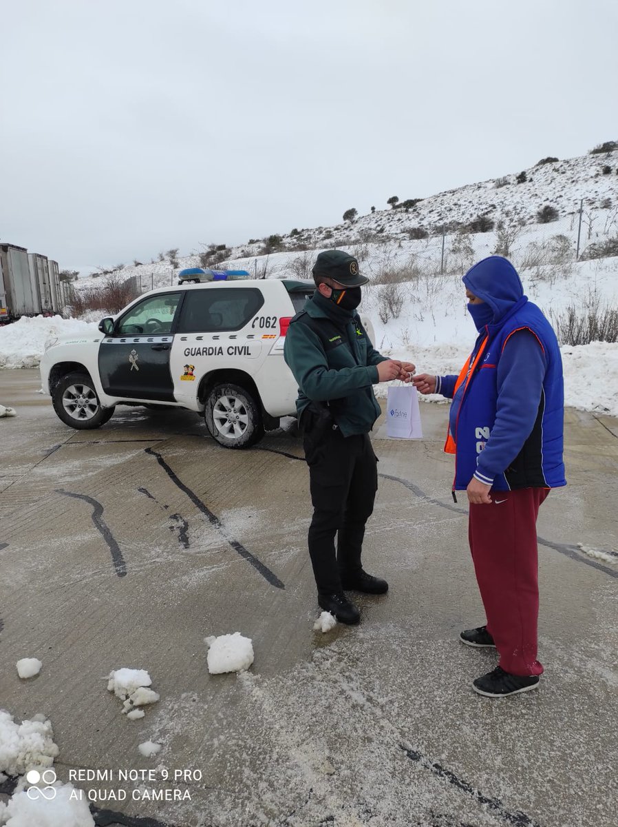 GuardiaCivilGU's tweet image. En la imagen uno de nuestros compañeros @GuardiaCivilGU #Maranchón entregando a un camionero que se encontraba en el aparcamiento de viabilidad invernal sito en el km 135 A-2 #AlcoleadelPinar, insulina 💉 que necesitaba con urgencia. 
#TemporalFilomena
