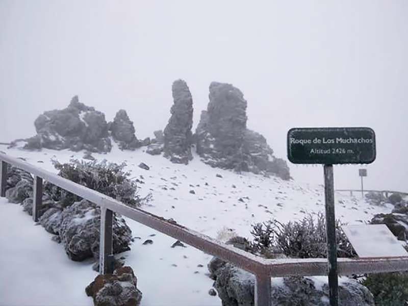 CanarianWeekly's tweet photo. βπ La Palma getting a covering of snow in Roque de los Muchachos covering the Observatories and Telescopes
#roquedelosmuchachos #lapalma #canaryislands #islascanarias #canarias #doyouwanttobuildasnowman #mountainscenes #snowandsun #laislabonita #losmuchachos
#observatory https://t.co/hQ4a183Ivm