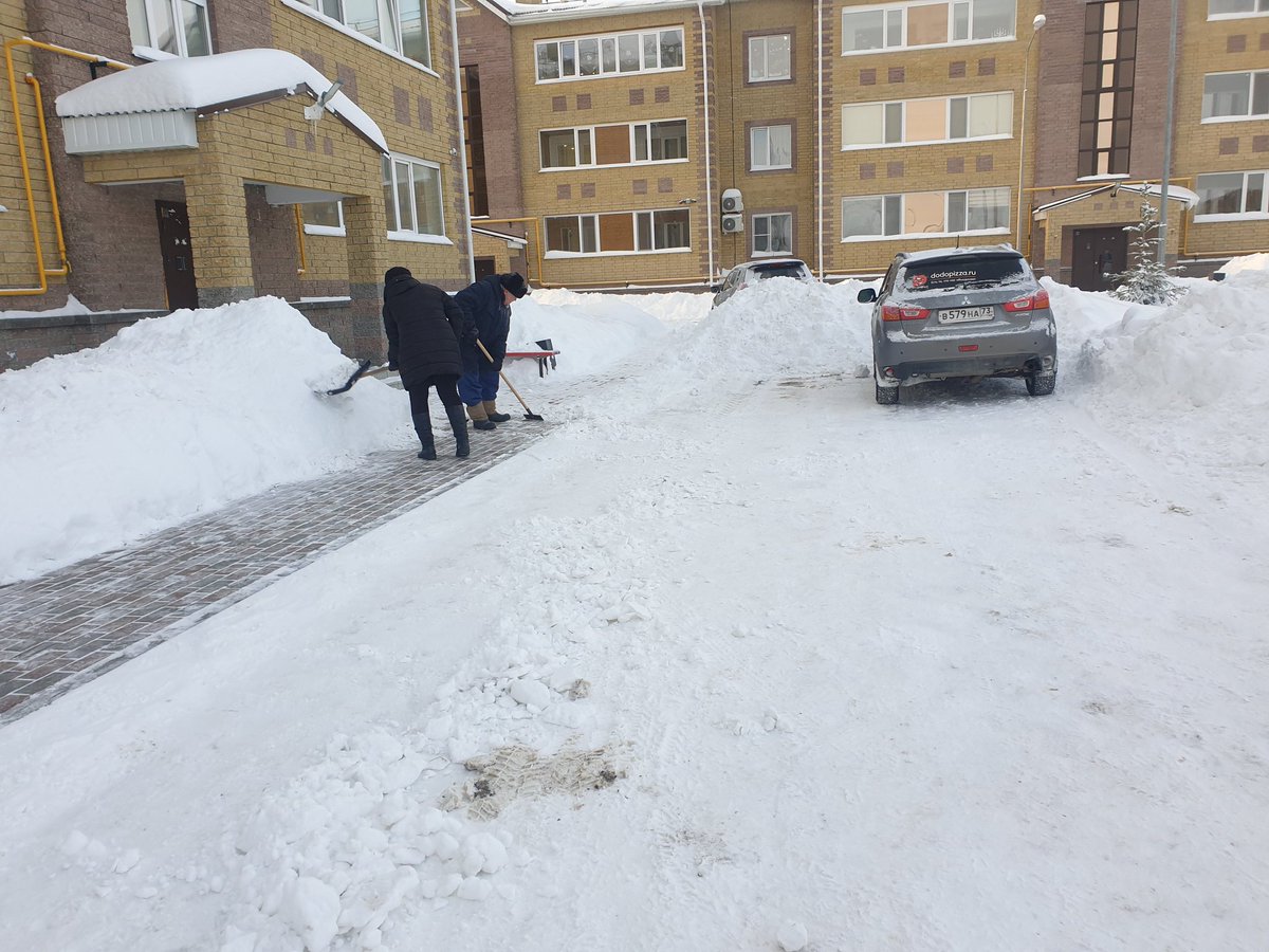 megalinkmc's tweet photo. Продолжаем очистку придомовых территорий. Ул. Зеленая https://t.co/UJdbSniUU1