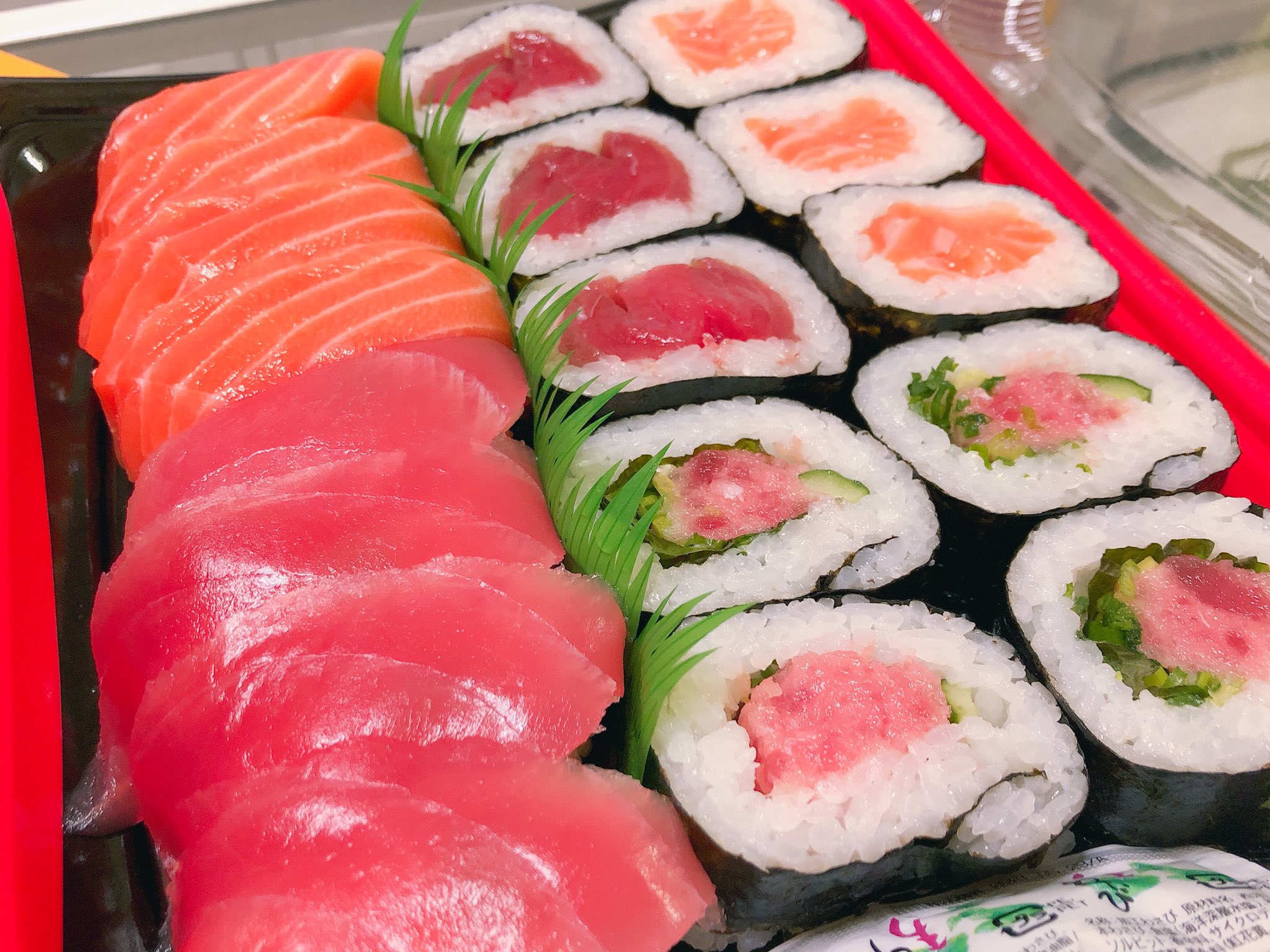 ちぃᒼᑋªⁿ 今日の夜ご飯 コストコ お寿司 まぐろ サーモン 刺し身の中でも 大好きなサーモンとまぐろ コストコの刺し身美味しいのよね いただきます T Co 9lsh56tnkp Twitter