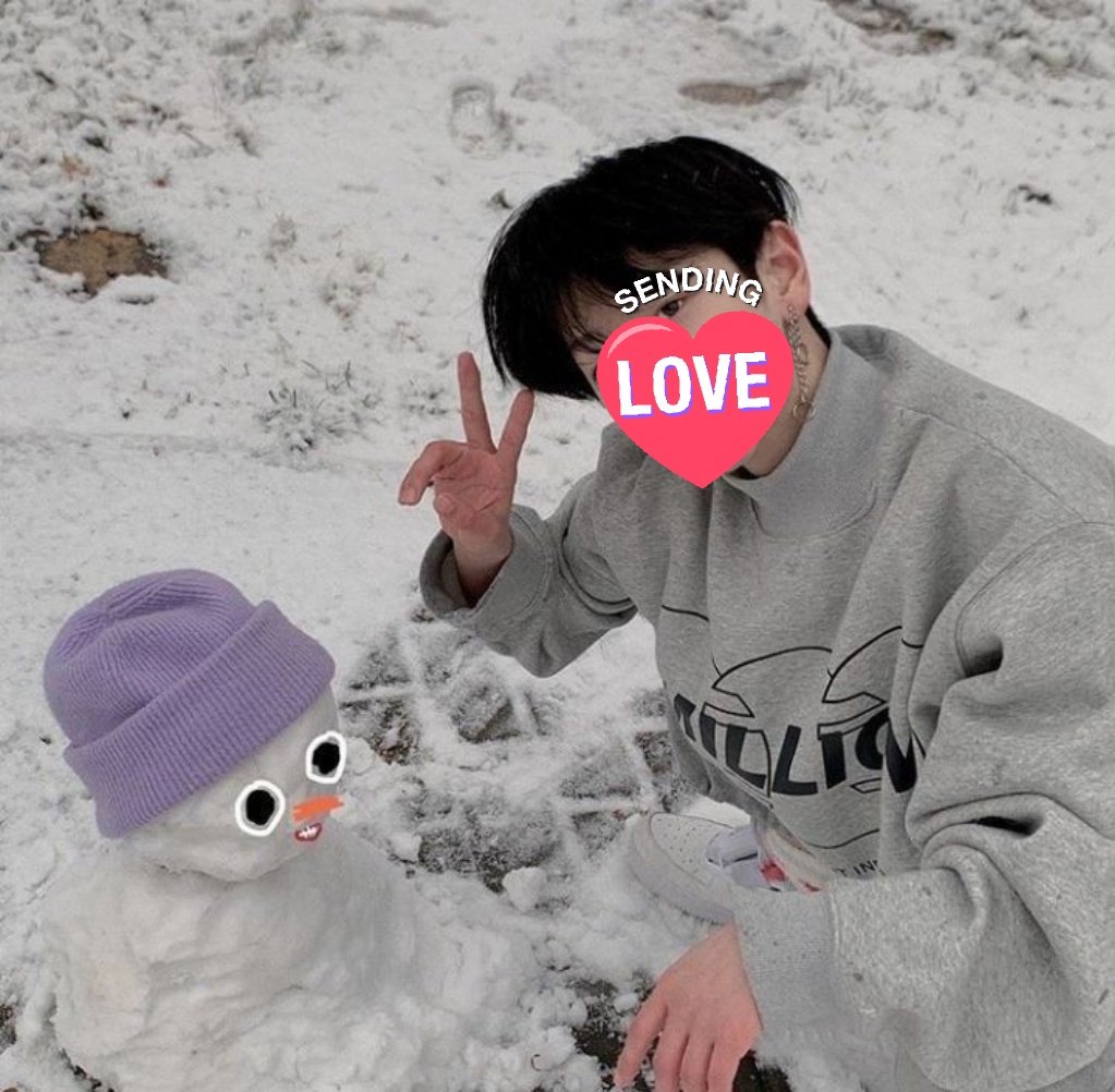 —Publica en IG una foto para presumir que había plasmado a Suga en nieve:

¡Miren! ¡Hice un <a href="/Yxxngi_B/">Yoongi.</a> de nieve! Me quedó igualito.