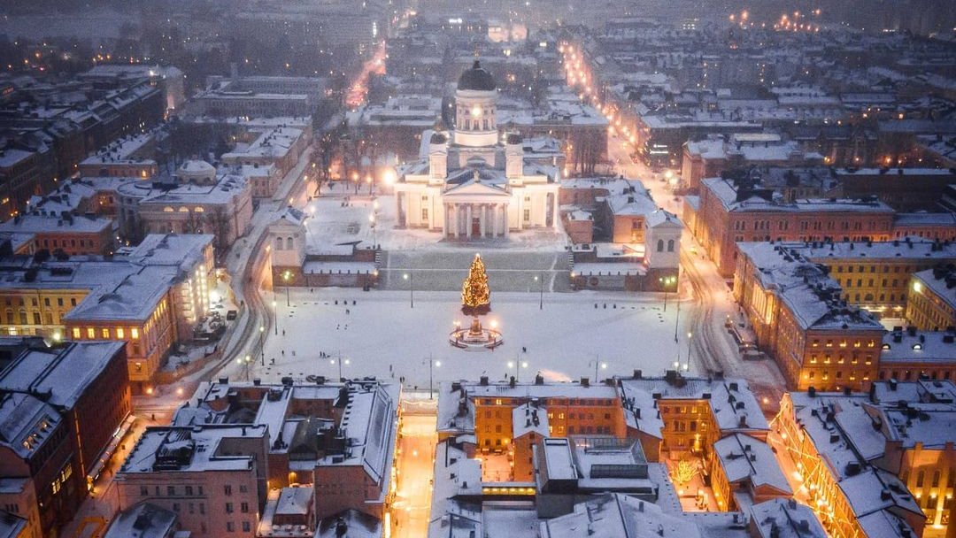 DiscoverFinland's tweet photo. Recent snows have brightened up Helsinki, as seen in these photos shared by @helsinkifacades x2, @shadow_of_venus, and @kgripenberg added to our Helsinki - Architecture, Monuments &amp; Sights gallery: https://t.co/MQkg2NleQx Learn more about the capital: https://t.co/PzpqCuu8GH https://t.co/a79MjCknGW