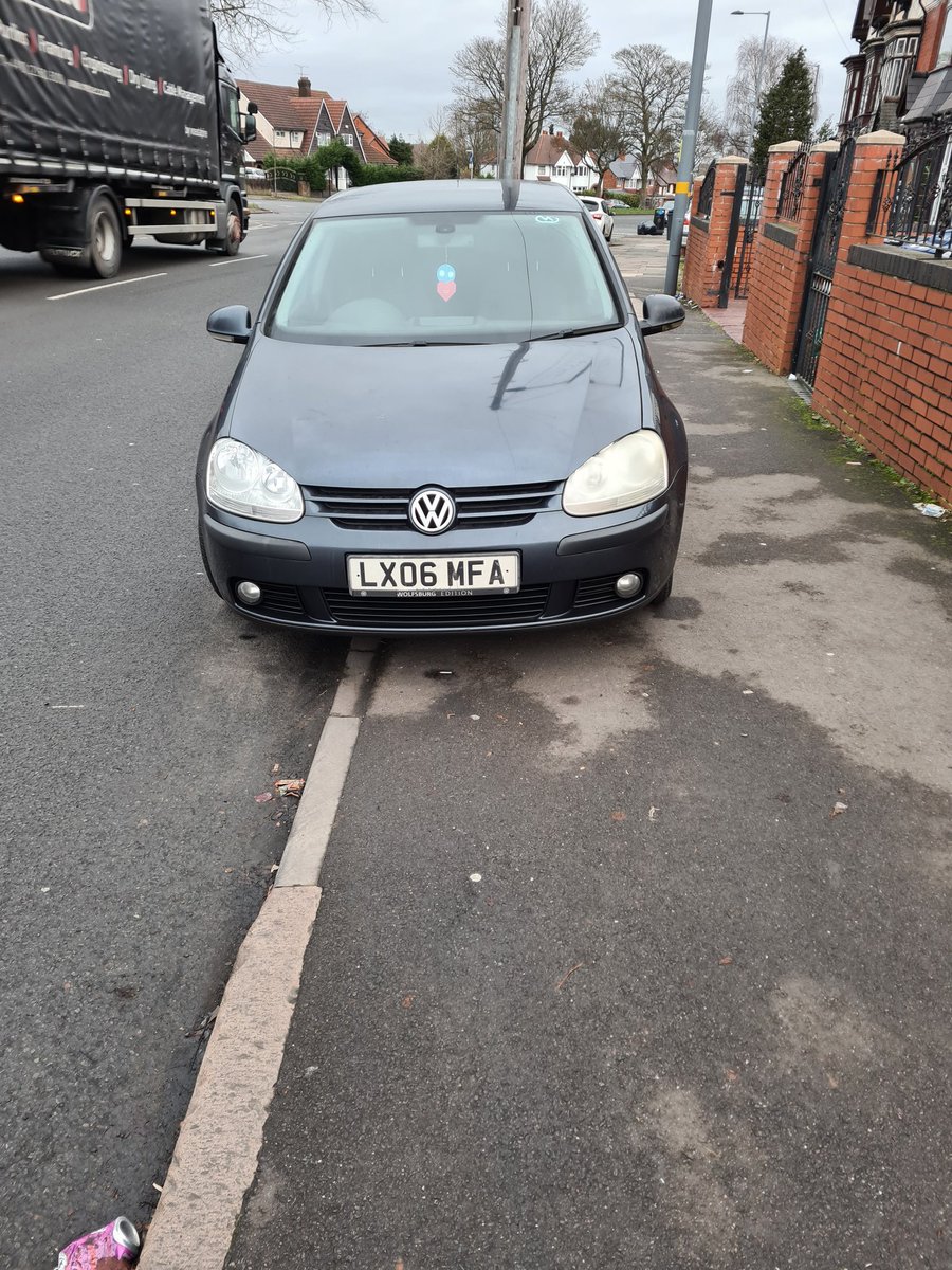 Wheelchair_View's tweet photo. You would hardly know it but there's a dropped kerb here! #PavementParking too. My carer had to reverse my wheelchair down off the high kerb here all because this #Selfish driver couldn't park one metre back! As you can see from the last photo, there's no excuse not to either! https://t.co/AwVZZO03ym