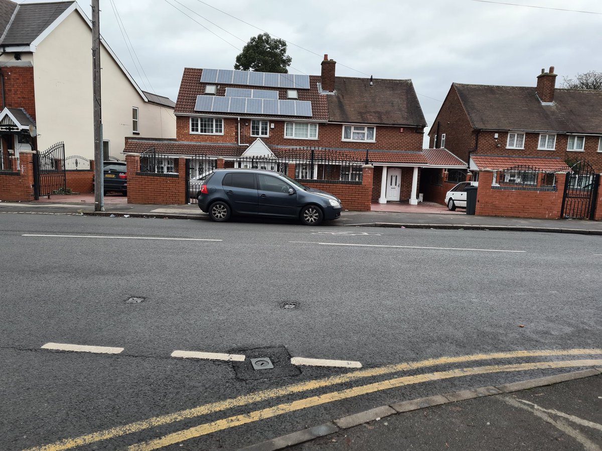 Wheelchair_View's tweet photo. You would hardly know it but there's a dropped kerb here! #PavementParking too. My carer had to reverse my wheelchair down off the high kerb here all because this #Selfish driver couldn't park one metre back! As you can see from the last photo, there's no excuse not to either! https://t.co/AwVZZO03ym