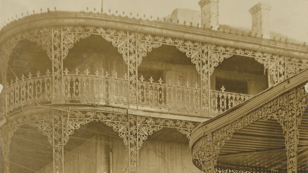 The LaPrete Mansion in New Orleans was the site of a horrific bloodbath. Residents who have lived there since are convinced that the mansion is still haunted. 

buff.ly/2MT1cHG