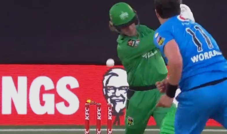 FlashCric's tweet photo. Two wickets in the Power Surge!  Worrall bowls the perfect slower ball that Zampa edges back onto his stumps.

#Stars - 121/7 (18)

LIVE #STRvSTA COMMS:
👉 https://t.co/LCViw096VF 👈

 #BBL10 #TeamGreen #BlueEnergy https://t.co/2QMeqBTlqi