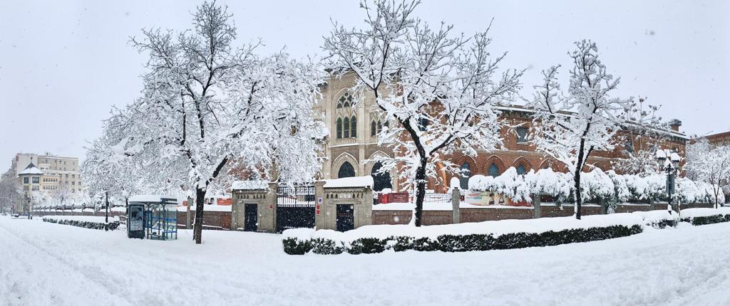Estampa única y espectacular que nos deja #Filomena y la abundante e histórica #nieve en #Madrid. ❄️☃️

Recordamos que hoy lunes 11 y martes 12 de enero se suspende la actividad lectiva presencial. +Info y seguimiento online en Educamos. 
#ColegioNicoli #NieveenMadrid  #Chamberí
