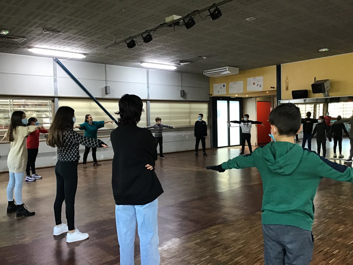 ClgPhilCannes's tweet photo. La résidence cirque de la Cie Gorgomar commence au collège, accueil du chapiteau Le Poulpe https://t.co/LUilIOiuIh ateliers/spectacles/création @villecannes @AcademieNice https://t.co/lzKwlX9AxY