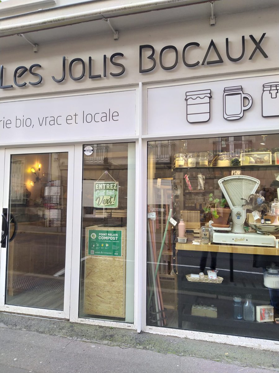 OuiValo's tweet photo. C'est l'arrivée d'un petit nouveau dans la famille des bacs Ouivalo en ce début d'année. Il loge chez nos amis @lesjolisbocaux à #Nantes. Il n'a qu'une hâte, c'est de recevoir vos seaux à compost.😁 
#zerowaste #compost #compost2021 #pointrelaiscompost https://t.co/QvVwKC4Bul