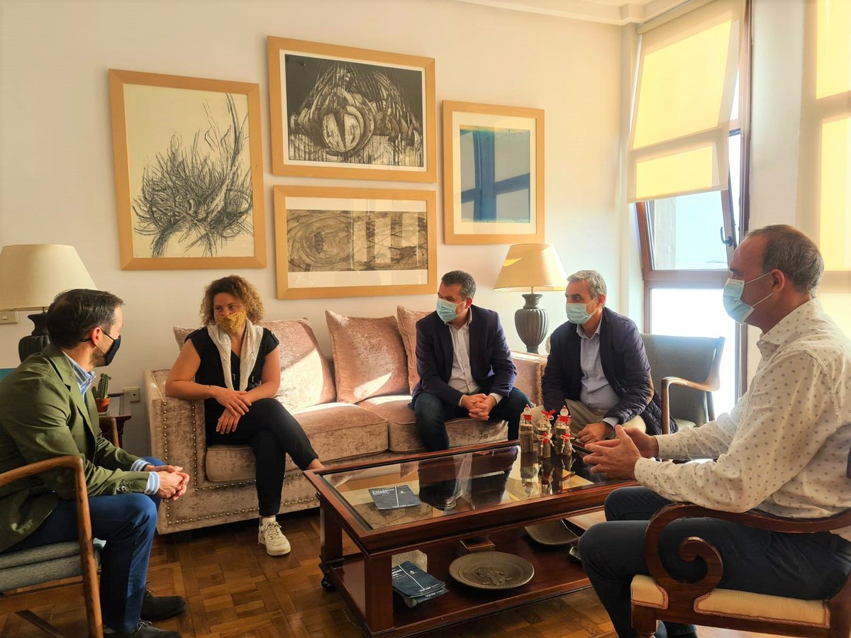 DeportesCabLP's tweet photo. Recientemente el presidente del @CabLaPalma, Mariano H. Zapata, y el consejero de Deportes, Raúl Camacho, junto al alcalde de @sclapalma, Juan José Cabrera, recibieron a la deportista Djemila Tassin y al presidente del Real Nuevo Club Naútico de La Palma, José Jaubert https://t.co/Dxf9yp1Iis