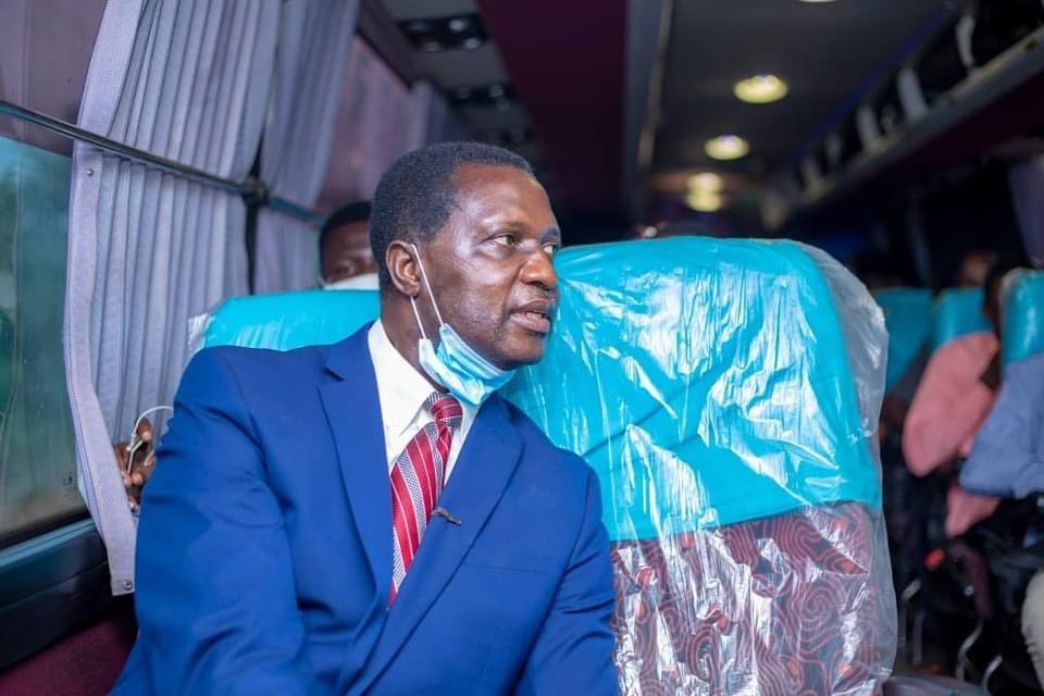 This morning, I bid farewell to 30 students from Bosomtwe who are on their way to University of Mines and Technonoly (UMaT) at Tarkwa. They are going to pursue various courses in Engineering fully funded by me.