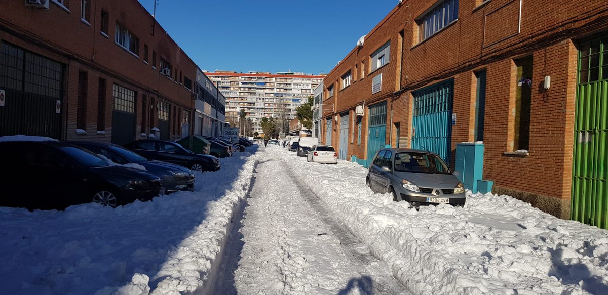 MiriMayo's tweet photo. Calle Acacia, Poligono 1 de Torrejón de Ardoz, estamos trabajando para poder limpiar nuestras puertas y tener acceso. No podemos abrir nuestros negocios, abastecer suministros @Ayto_Torrejon @ivazquez06 Para cuándo las máquinas por aquí. https://t.co/u4iKMNBrid