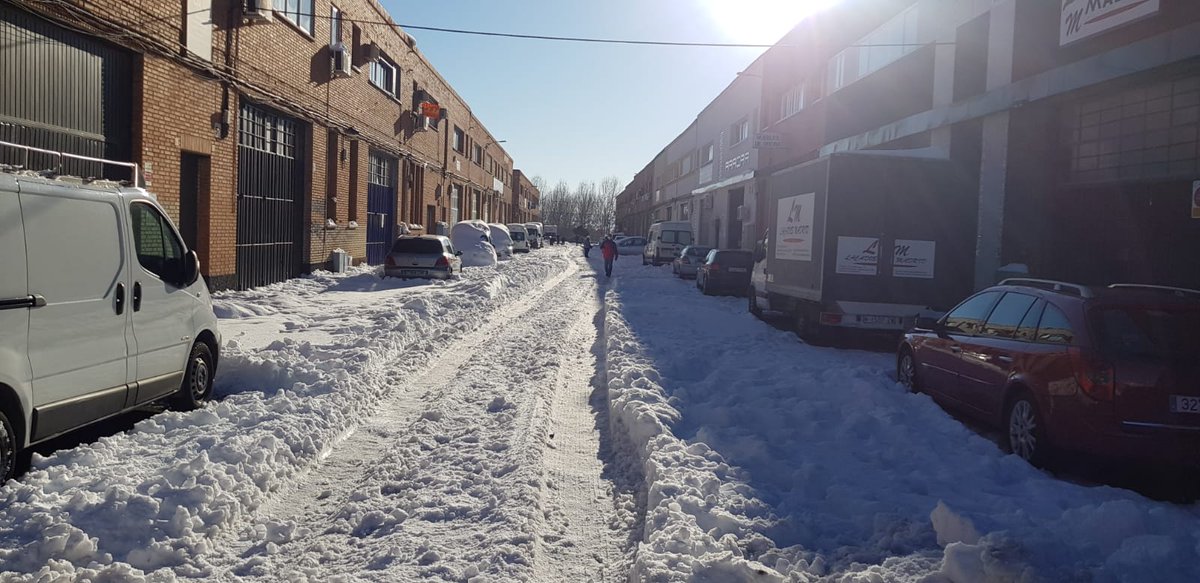 MiriMayo's tweet photo. Calle Acacia, Poligono 1 de Torrejón de Ardoz, estamos trabajando para poder limpiar nuestras puertas y tener acceso. No podemos abrir nuestros negocios, abastecer suministros @Ayto_Torrejon @ivazquez06 Para cuándo las máquinas por aquí. https://t.co/u4iKMNBrid