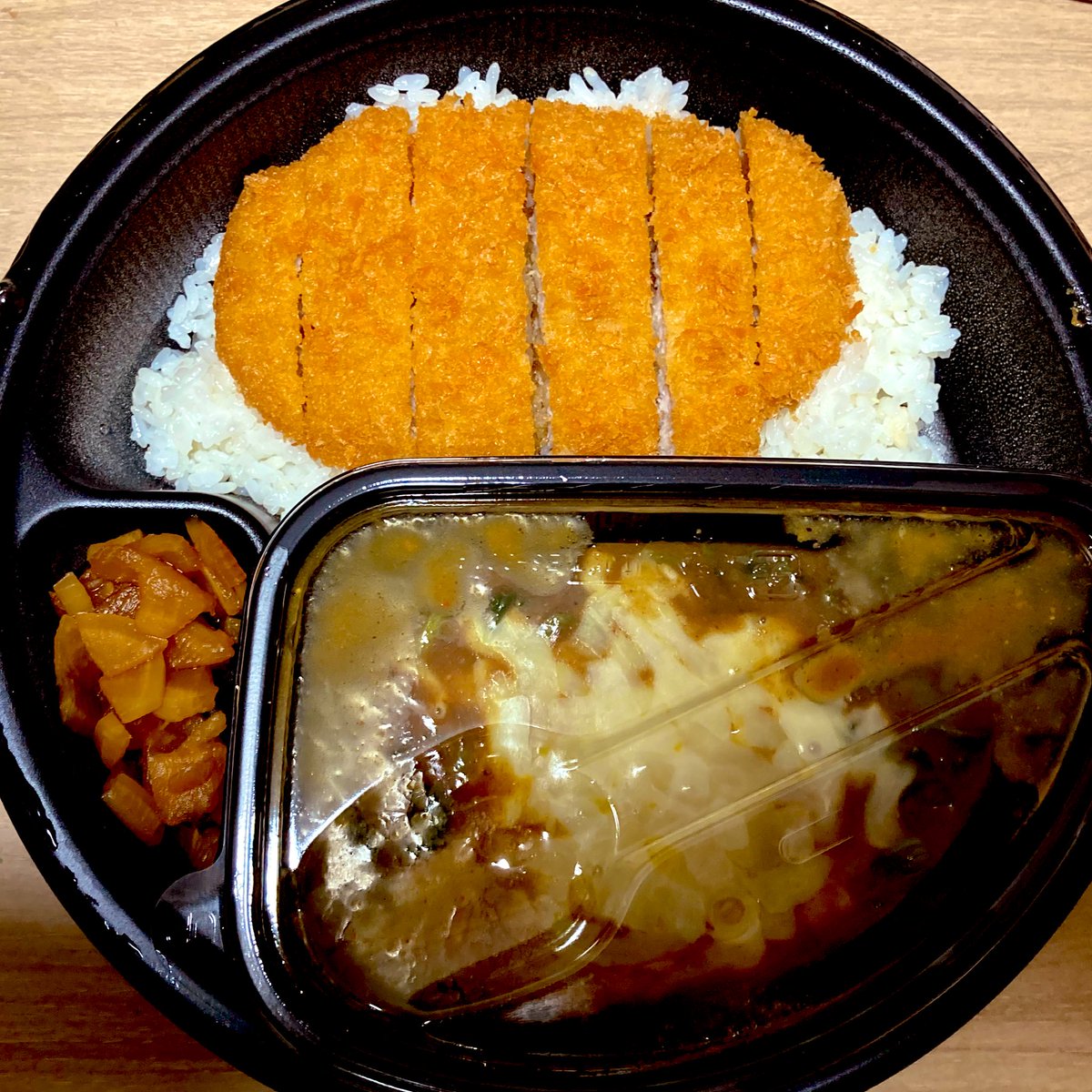 m_0108m's tweet photo. 昨日の配信にバリバリ影響を受けて。。ココイチカレーだぁぁ！
チーズ、ロースカツ、ほうれん草のトッピングです！ https://t.co/Z5AGdXI3CS