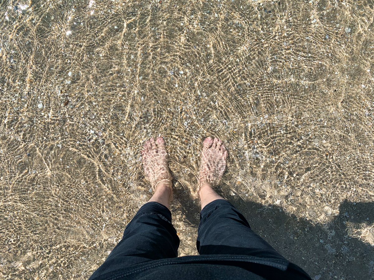 หาดบางแสนในวันที่ไม่มีคน จริงๆบางแสนช่วงปลายปี-ต้นปีน้ำใสมากเลยนะ ลบภาพทะเลดำๆออกจากหัวได้เลย