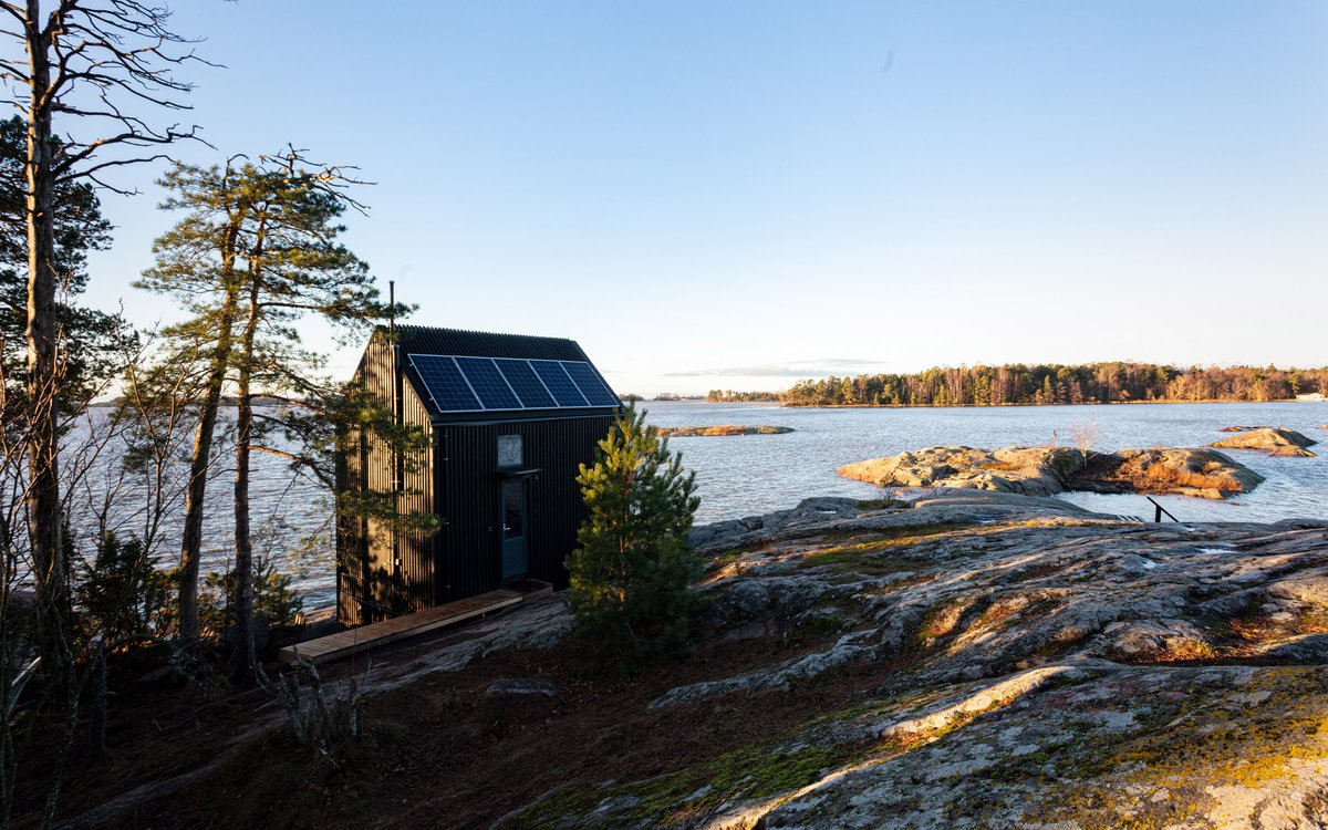 Take a look at this off-grid seaside cabin near Helsinki. Read more via @dezeen https://t.co/fX2pdXJ9zY https://t.co/IHjfzai413