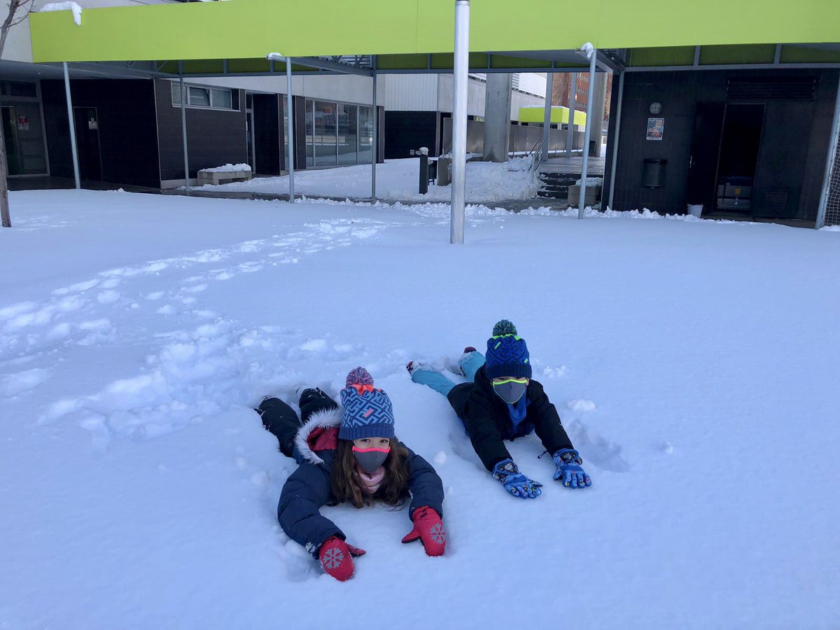 arenalescolegio's tweet photo. La #grannevada en #Madrid nos deja unas imágenes preciosas del colegio, pero nos obliga a iniciar el segundo trimestre del curso #online ¡Volvemos #KeepInTeach ! #atulado #felizcomienzo #felizvueltaalcole https://t.co/noIwYOzx01