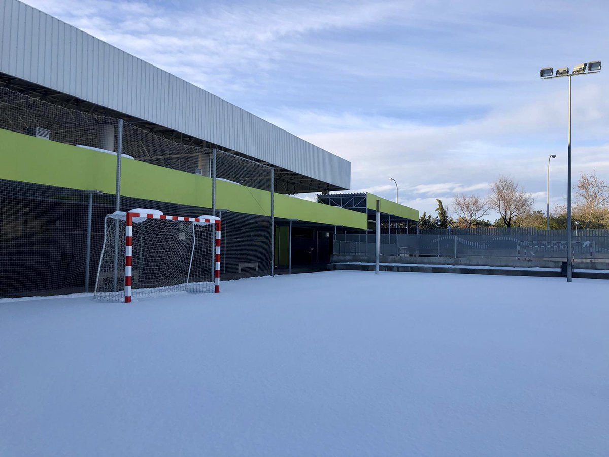 arenalescolegio's tweet photo. La #grannevada en #Madrid nos deja unas imágenes preciosas del colegio, pero nos obliga a iniciar el segundo trimestre del curso #online ¡Volvemos #KeepInTeach ! #atulado #felizcomienzo #felizvueltaalcole https://t.co/noIwYOzx01