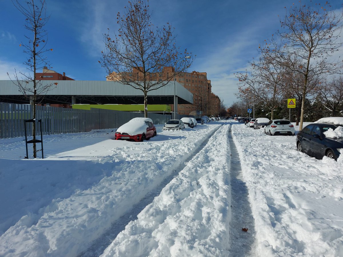 arenalescolegio's tweet photo. La #grannevada en #Madrid nos deja unas imágenes preciosas del colegio, pero nos obliga a iniciar el segundo trimestre del curso #online ¡Volvemos #KeepInTeach ! #atulado #felizcomienzo #felizvueltaalcole https://t.co/noIwYOzx01