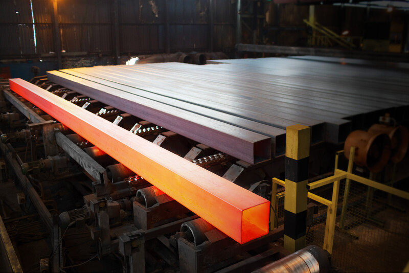 TataSteelBau's tweet photo. Bei echten warmgefertigten oder normalisierten Stahlbau-Hohlprofilen können die Kantenradien problemlos enger ausgebildet werden. Hier werden die Rundrohre auf Normalisierungstemperatur (über 850 °C) erwärmt – die endgültige Formgebung erfolgt dann im glühenden Zustand. 🌡 https://t.co/bTXq5ATsTz