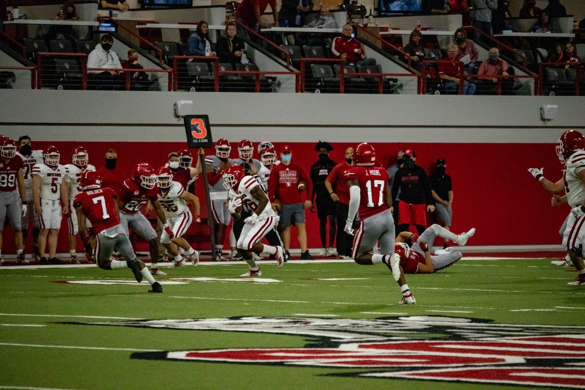 SDCoyotesFB's tweet photo. 🔴🔴Pack Mentality!🔴🔴
#WeAreSouthDakota | #DevelopCompeteWin https://t.co/oyOvdH01HW