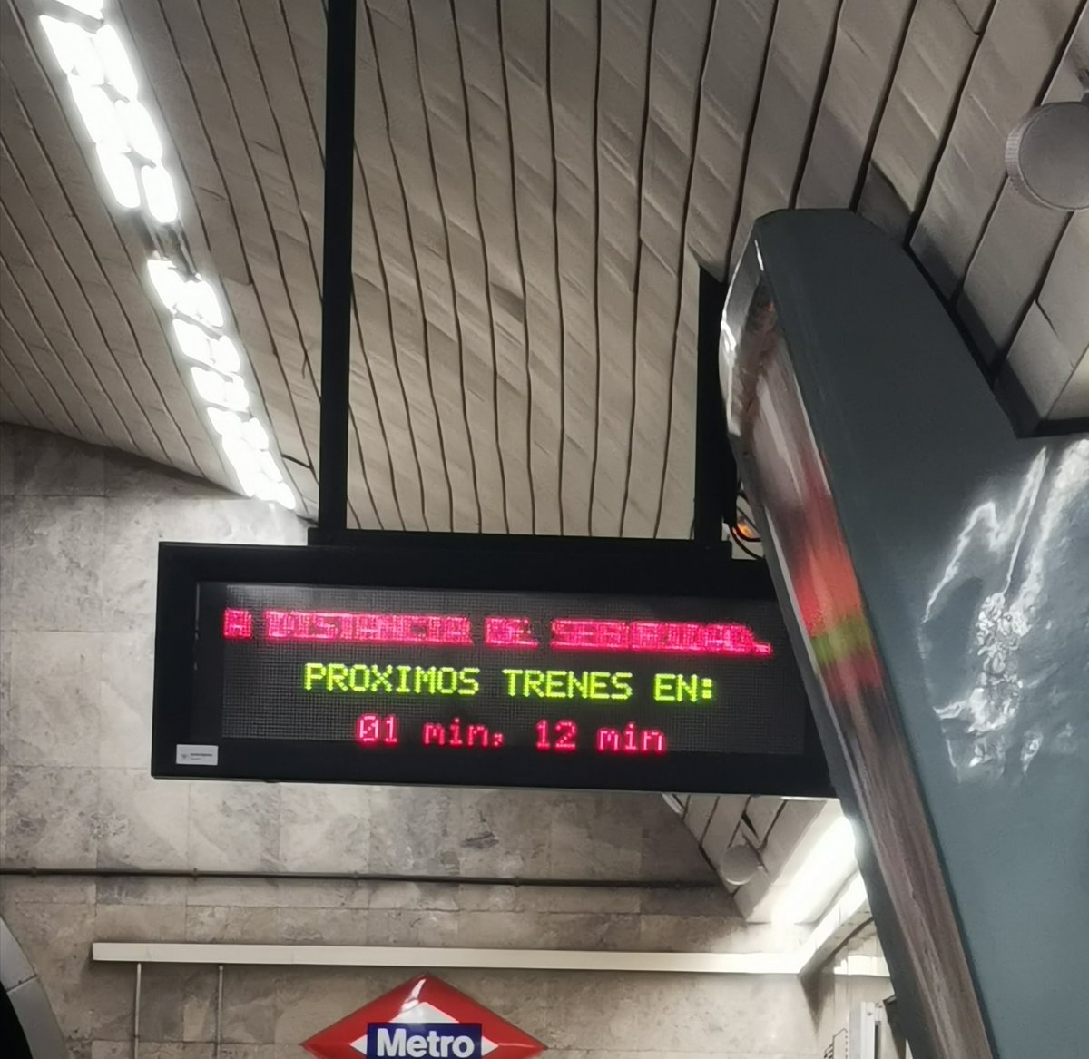 IsaacPibe's tweet photo. Temporal de nieve en Madrid, carreteras  intransitables, lunes en hora punta y el metro funciona así en avenida América.... Sumen a todo esto COVID, pero los irresponsables somos los trabajadores. 
@ComunidadMadrid @MADRID @metro_madrid @IdiazAyuso @abalosmeco  @AlmeidaPP_ https://t.co/FInGiG3Ec2