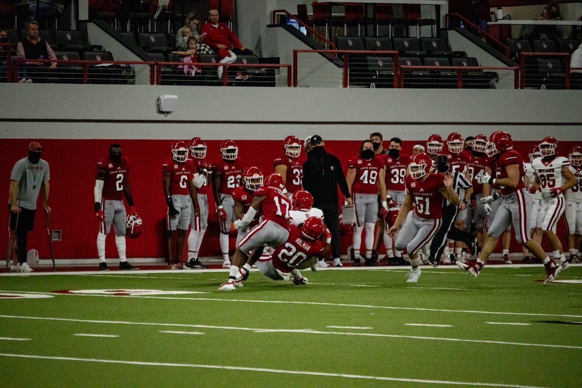 SDCoyotesFB's tweet photo. 🔴🔴Pack Mentality!🔴🔴
#WeAreSouthDakota | #DevelopCompeteWin https://t.co/oyOvdH01HW