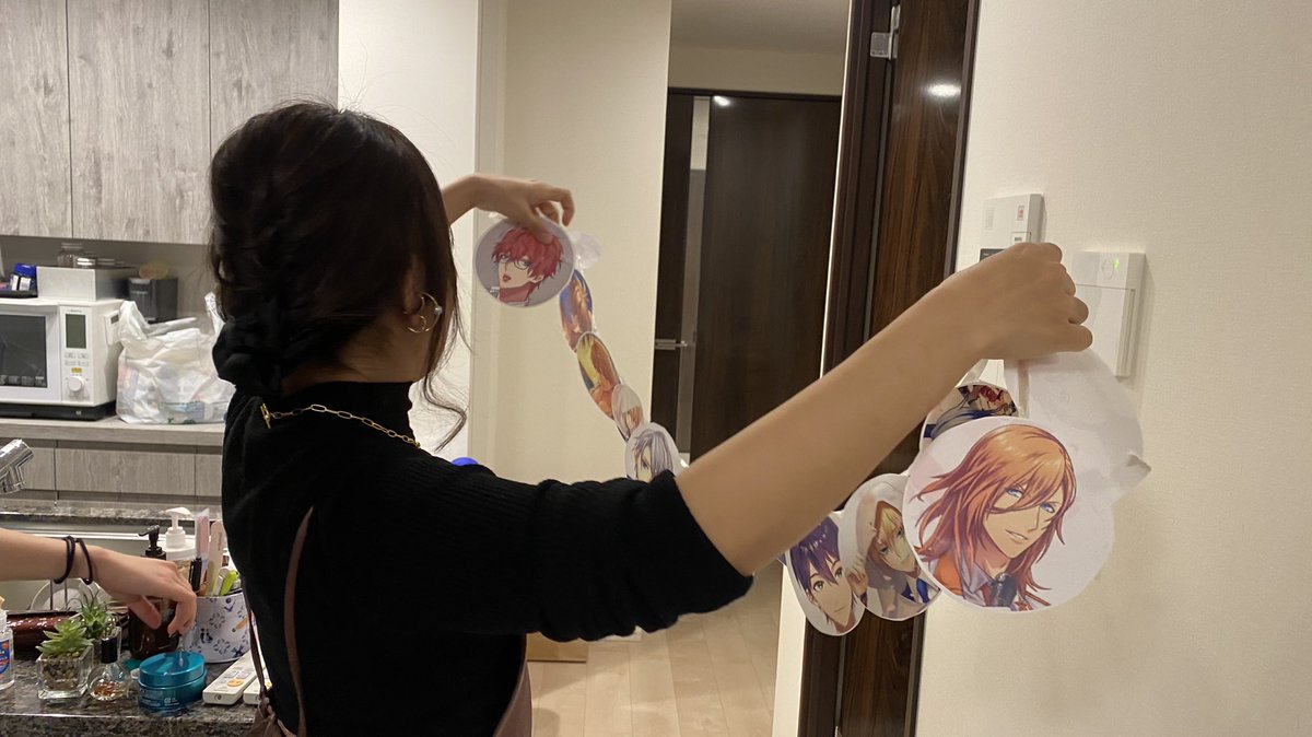 taninnoko's tweet photo. 誕生日だから…ということで私の歴代推したちを友達がガーランドにしてくれた！！！！どういうことなの…右も左も推しの顔だらけの空間…推し…推し……推し…………（気絶） https://t.co/riDHdLgFIl