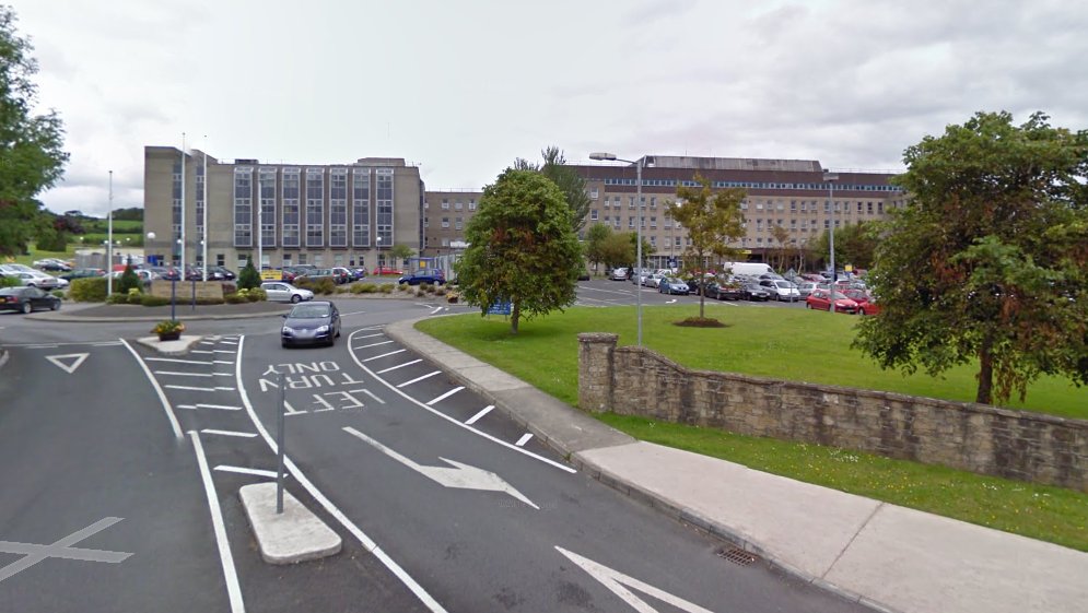 Patients treated in ambulances outside Letterkenny Hospital as covid admissions soar
https://t.co/JNI3W39hBv https://t.co/OVunqtOU05