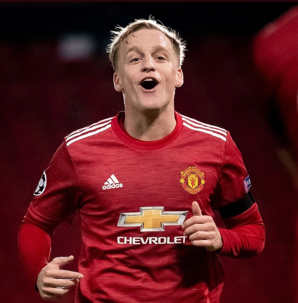 Donny Van De Beek v Watford (A thread) "Simplicity is Genius" - Jose Mourinho1 - Donny plucks the ball out of the Sky. 2 - Closed down by 2 players, but slides it between them. 3- Wins the foul. Picks himself up and plays a quick pass out wide!  #MUFC  #mulive