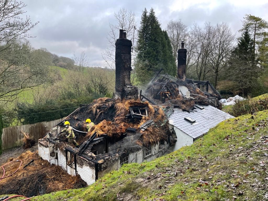 MeonValleyTimes's tweet photo. A thatched cottage in #Langrish has been devastated after a fire ripped through it last night. Firefighters from 13 @hants_fire fire stations including @Droxford41, @Rushmoor02, @BasingstokeRDS, @Portchester28 and @Romsey33 tackled the blaze.
https://t.co/CJJDa3i2w1 https://t.co/fXnya4gKE7