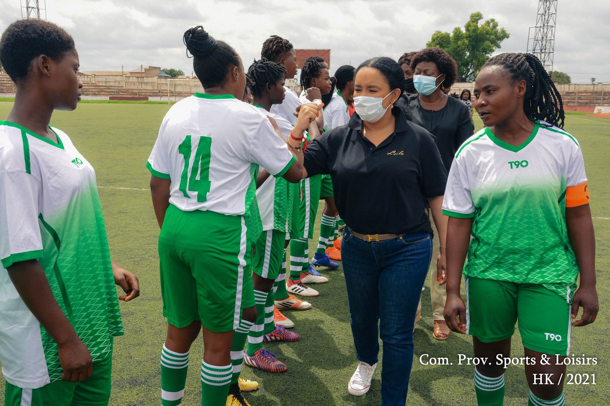 KatebeLeila's tweet photo. C'était au stade Omnisports Kibasa que nous avons donné le coup d'envoi du championnat de l'Entente Urbaine de Football Féminin de #Lubumbashi saison 2021. Malheureusement, 4 équipes seulement sont en courses, j'encourage la gente féminine et nos jeunes filles a adhéré à ce sport https://t.co/aWZHuGszRG