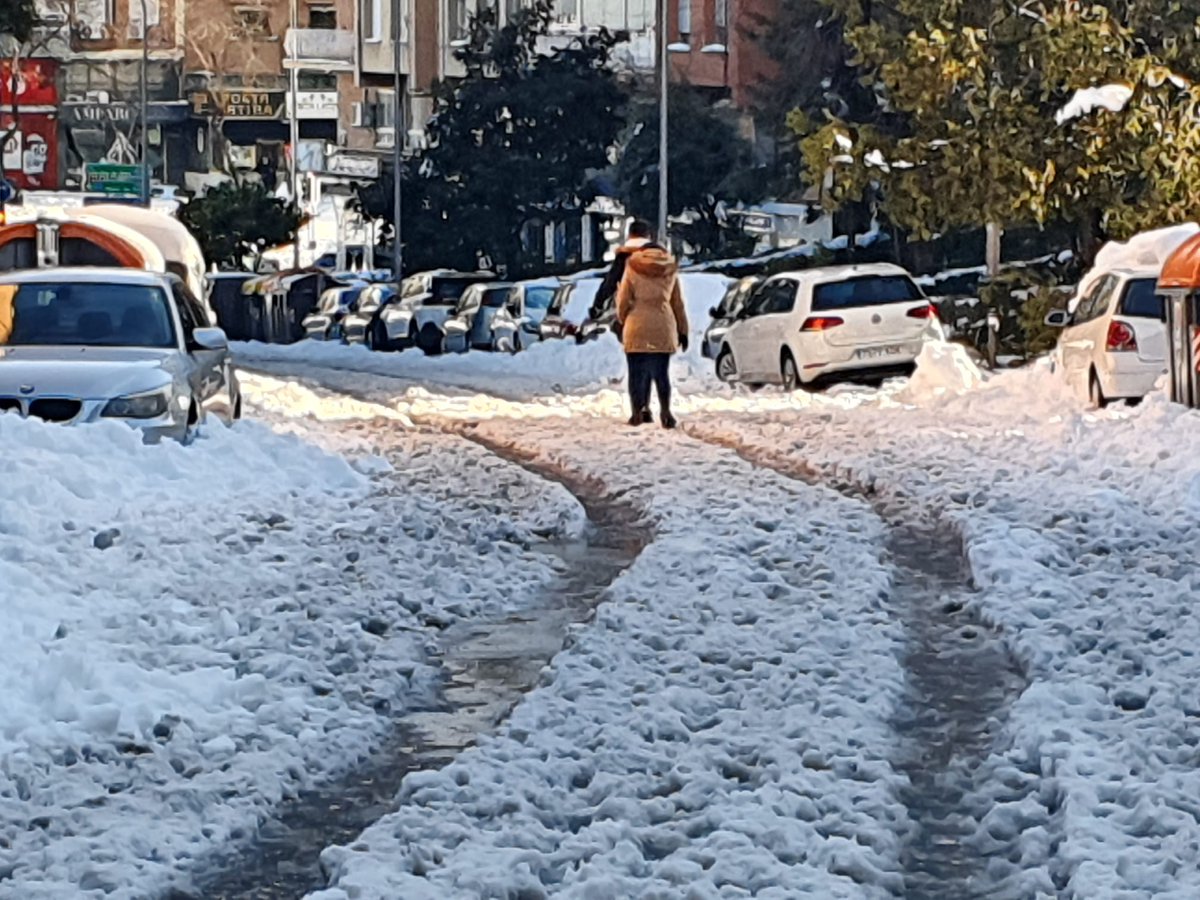 Entre las 10 de la noche y las 10 de la mañana <a href="/SAMUR_PC/">SAMUR-Protección Civil</a> ha realizado 103 intervenciones. Lo más llamativo es que 50 han sido por caídas por el hielo. Es aconsejable no salir a la calle si no es imprescindible. <a href="/BomberosMad/">Bomberos Madrid</a> ha realizado 59 intervenciones, sobre todo saneamientos
