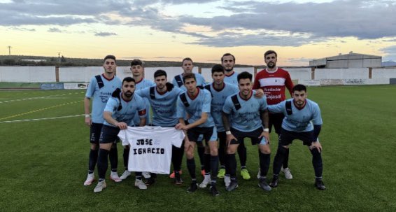 Buenos días, en el partido de ayer domingo, nuestro primer equipo mostró una camiseta en recuerdo a nuestro gran amigo José Ignacio Aranda, miembro de esta junta directiva durante muchos años. Te echaremos mucho de menos José.