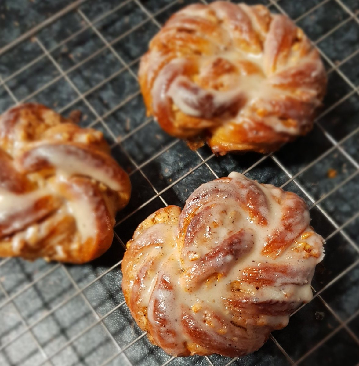 Agaholic76's tweet photo. Swedish style twisted buns with toasted, chopped hazelnuts and cardamom butter filling. #MondayMotivation #homemade @AGA_Official #agabaking #spice https://t.co/gJmqtOncb7