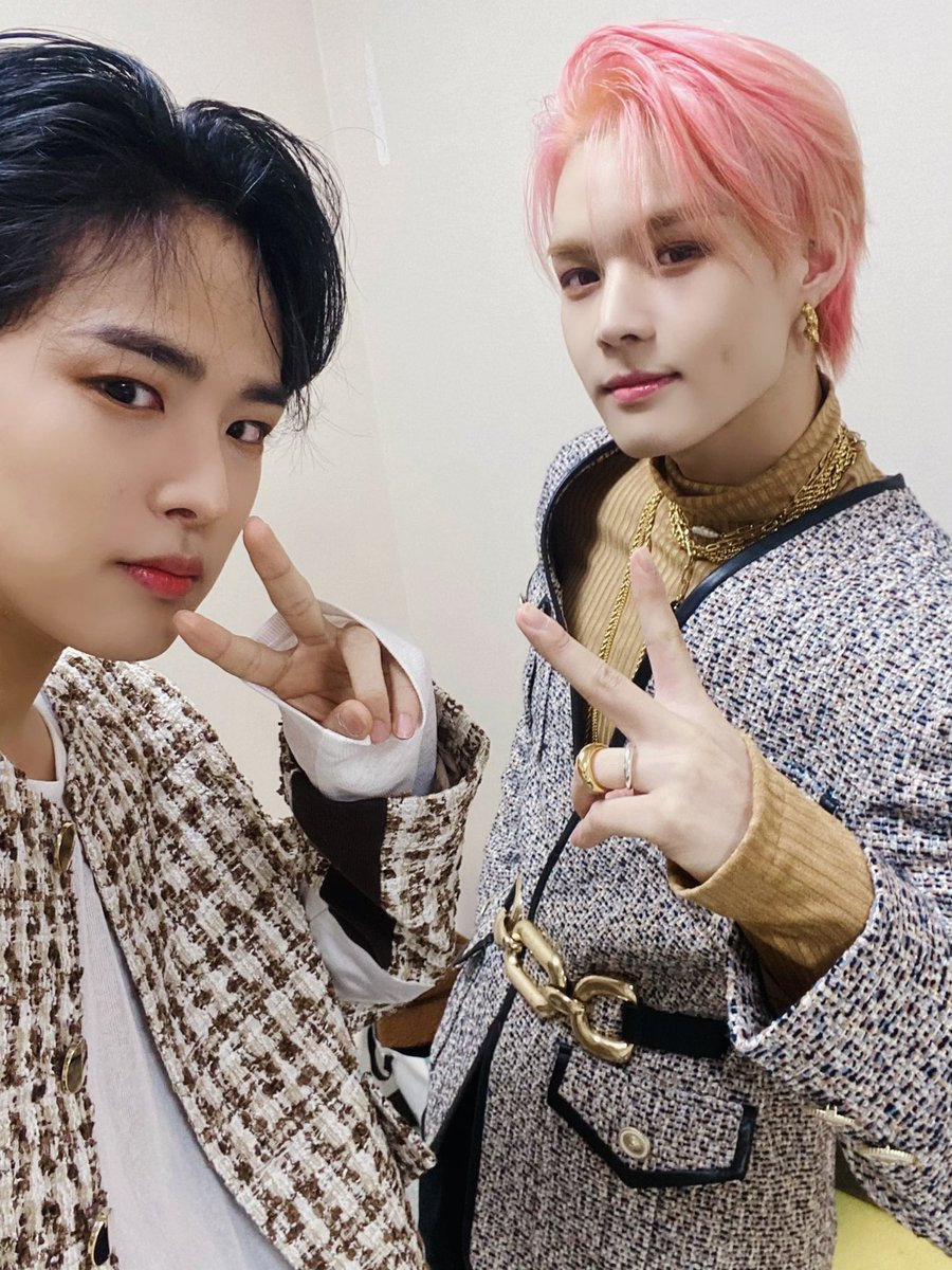 VICTON1109's tweet photo. [#빅톤] 잠시 후 8시,
빅톤의 컴백쇼 'The future is now’가
Mnet / M2 YouTube 채널에서
동시 중계됩니다💙💛
최초 공개되는 빅톤의 정규 1집 무대들🔥
본방사수🦋🪞✨

📺 https://t.co/xYNDtSxgxJ

#VICTON #VICTON_COMEBACK_SHOW
#VOICE_The_future_is_now
#What_I_Said #빅톤_What_I_Said https://t.co/M9nvSyC4LT