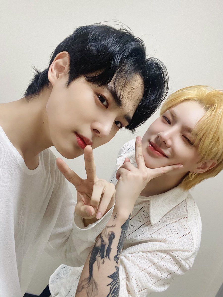 VICTON1109's tweet photo. [#빅톤] 잠시 후 8시,
빅톤의 컴백쇼 'The future is now’가
Mnet / M2 YouTube 채널에서
동시 중계됩니다💙💛
최초 공개되는 빅톤의 정규 1집 무대들🔥
본방사수🦋🪞✨

📺 https://t.co/xYNDtSxgxJ

#VICTON #VICTON_COMEBACK_SHOW
#VOICE_The_future_is_now
#What_I_Said #빅톤_What_I_Said https://t.co/M9nvSyC4LT