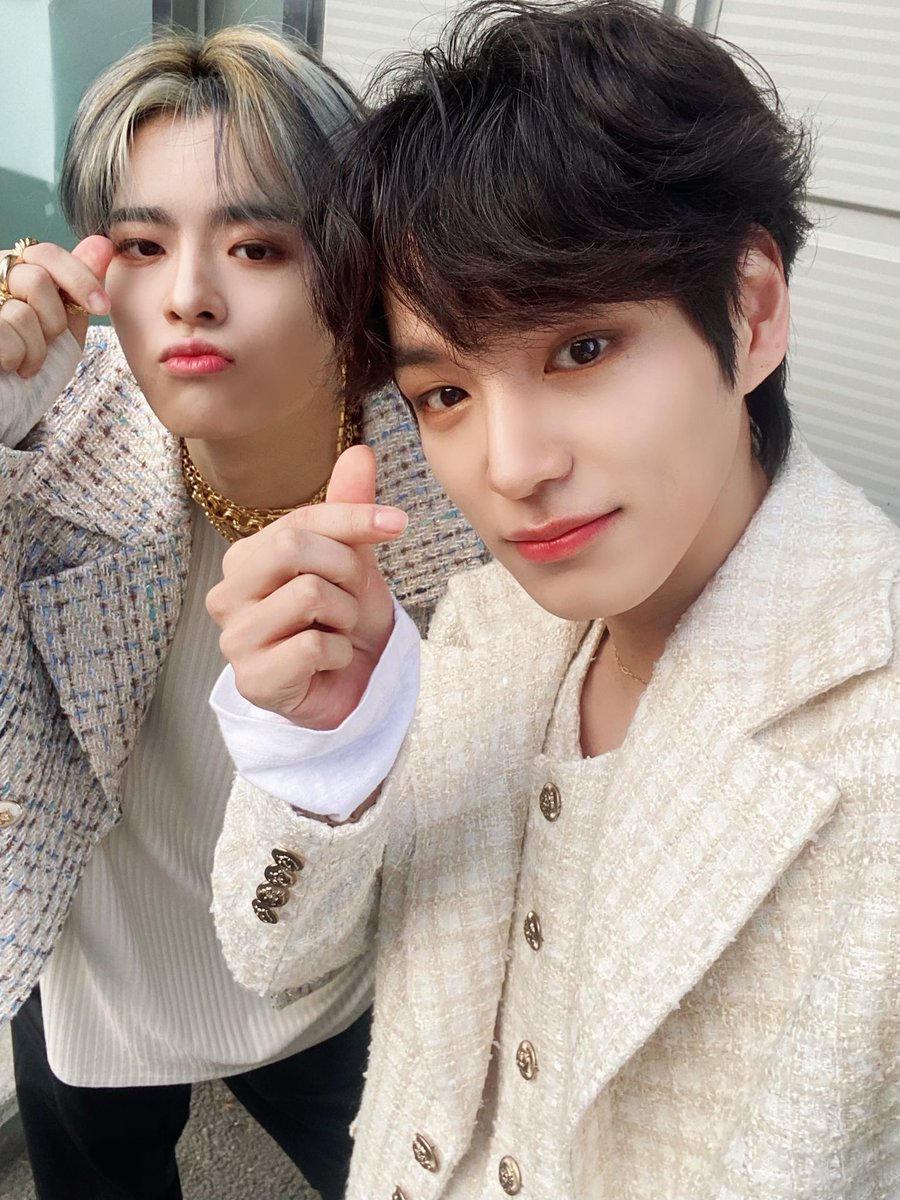 VICTON1109's tweet photo. [#빅톤] 잠시 후 8시,
빅톤의 컴백쇼 'The future is now’가
Mnet / M2 YouTube 채널에서
동시 중계됩니다💙💛
최초 공개되는 빅톤의 정규 1집 무대들🔥
본방사수🦋🪞✨

📺 https://t.co/xYNDtSxgxJ

#VICTON #VICTON_COMEBACK_SHOW
#VOICE_The_future_is_now
#What_I_Said #빅톤_What_I_Said https://t.co/M9nvSyC4LT
