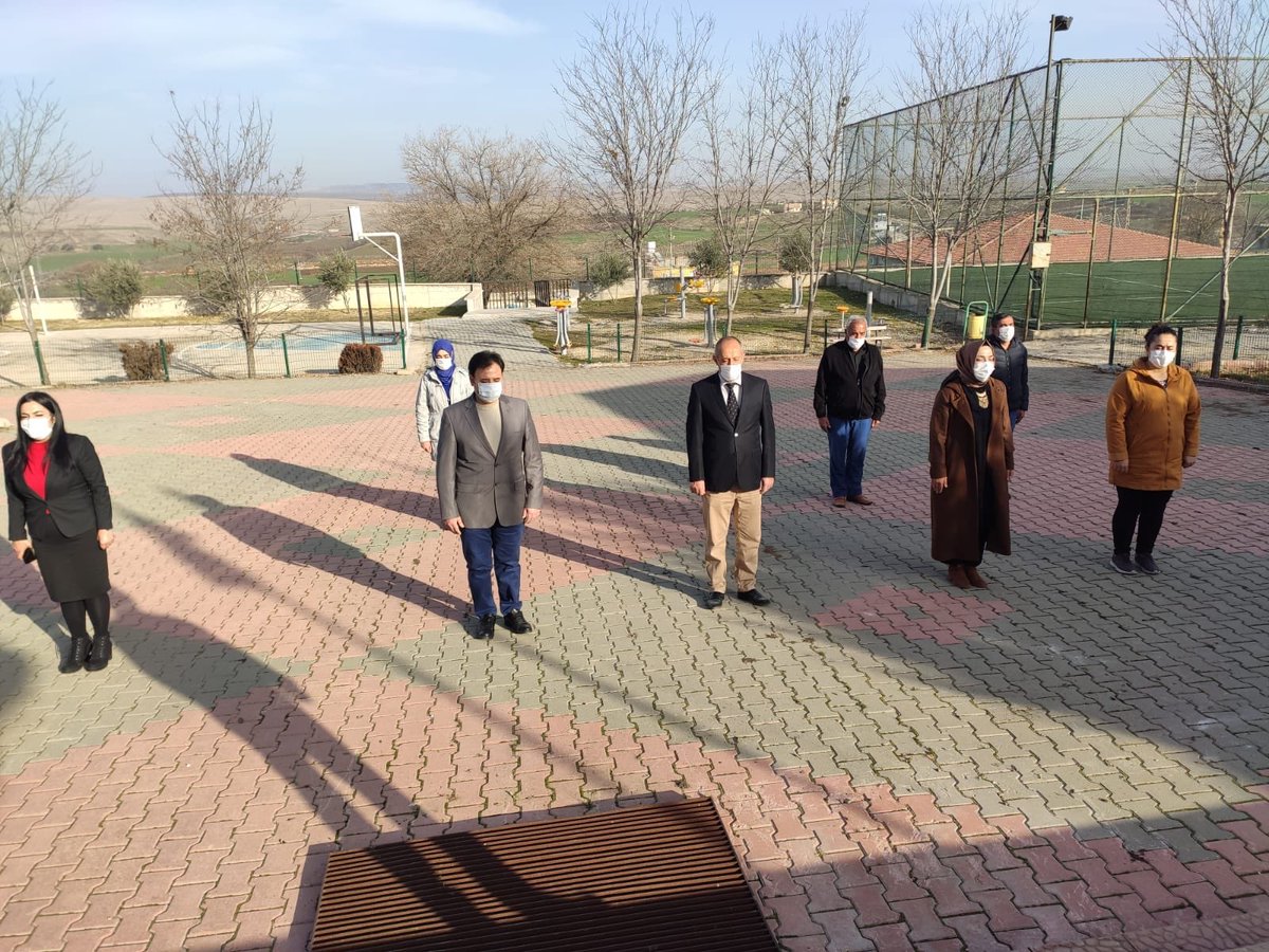 PolateliMem's tweet photo. Çocuklarımızın Bayrak Töreni coşkularına ortak olduk. Milli Marşımızı okuduk. Yüz yüze Bayrak Törenimizi gerçekleştirmek ümidiyle....
⁦⁦@KilisMem⁩ ⁦@EminAKKURT79⁩  ⁦@mstfkrtlms027⁩ https://t.co/3fiaJka6j4