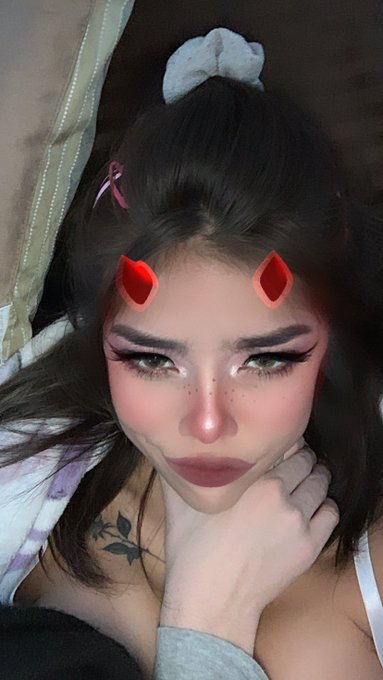 A series of his hand + my face https://t.co/WSstF8VknA