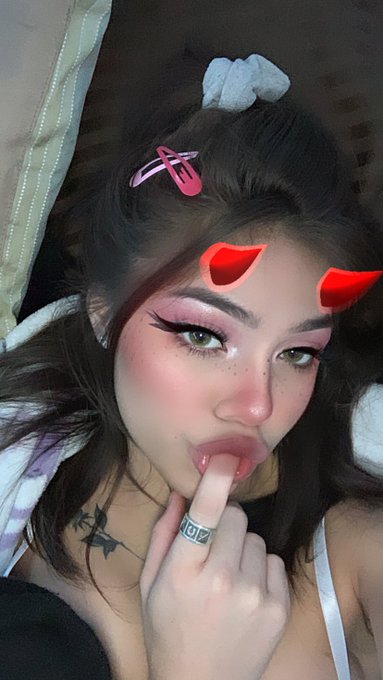 A series of his hand + my face https://t.co/WSstF8VknA