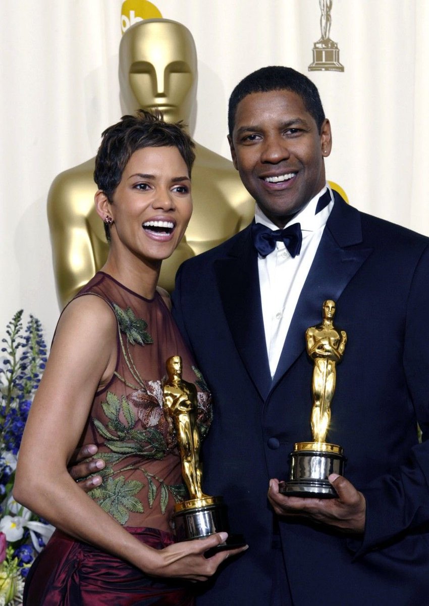 MehdiOmais's tweet photo. Halle Berry et Denzel Washington, aux #Oscars2002, c’était un autre level de classe, de beauté et d’élégance. 🥰😍❤️ https://t.co/yE4oKGrhEB